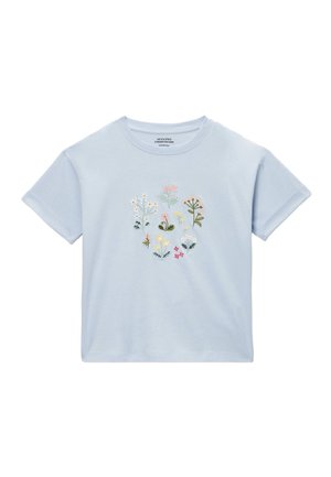 T-shirt bleu clair à manches courtes avec petits motifs brodés de bouquets floraux en rose pâle, blanc, jaune et vert sur la poitrine.