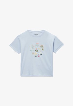 T-shirt bleu clair à manches courtes avec petits motifs brodés de bouquets floraux en rose pâle, blanc, jaune et vert sur la poitrine.