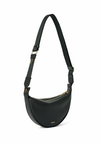 Borsa a tracolla in pelle nera con forma curvata, dotata di una cerniera dorata e del logo. Tracolla regolabile con accenti in superficie testurizzata.