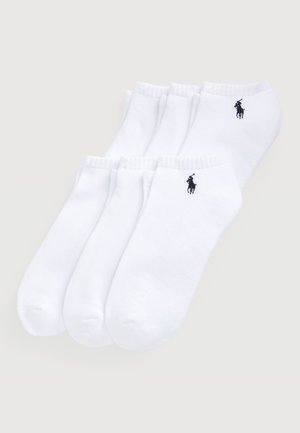 Ensemble de chaussettes blanches à la cheville en mélange de coton, présentant une bordure côtelée et un logo brodé en bleu foncé sur le côté.