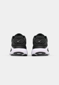 Nike Performance STRUCTURE 26 - Tenisice za cestovno trčanje - black/white/cool grey/metallic silver