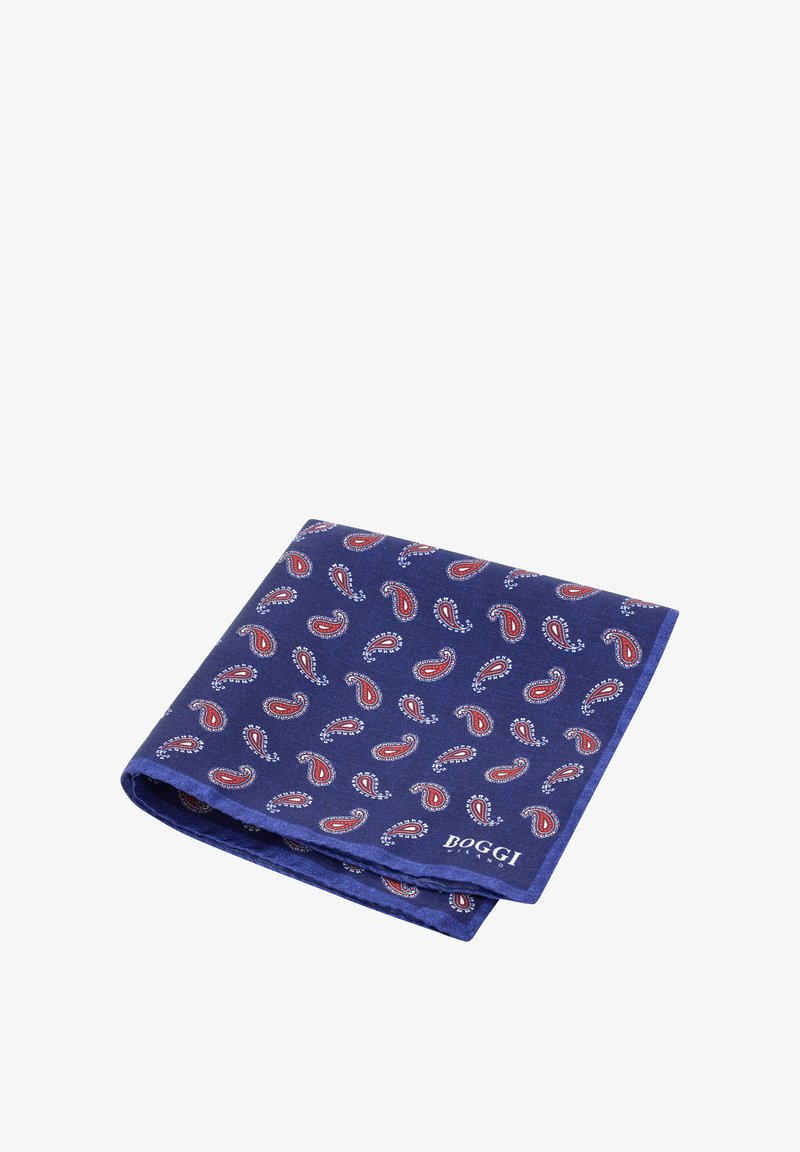 Námornícky modrý vreckový šál z hodvábu s paisley vzorom v červenej a bielej farbe, s bielym logom v dolnom rohu.