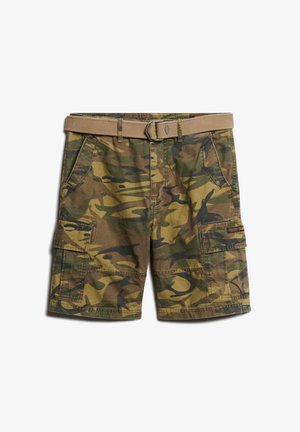 Korte cargobroek in een camouflagepatroon met groen- en bruin tinten. Voorzien van riemlussen en meerdere zakken voor functionaliteit.