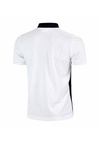 Polo a maniche corte bianco con colletto e pannelli laterali blu navy. Realizzato in tessuto liscio, con fondo dritto e design minimalista.