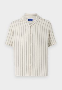 Camicia a maniche corte color crema con fini righe verticali. Presenta una chiusura frontale con bottoni e un colletto classico, realizzata in tessuto texture.