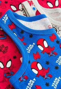 Tre børns tanktoppe: en rød med Spider-Man grafik, en blå med teksten "TEAM SPIDEY" og tegneserie-spidser, og et gråt stribet design.