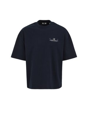 Donkerblauw oversized T-shirt met korte mouwen, ronde hals en klein wit tekstlogo "The Leisure Court Club" op de linkerborst.
