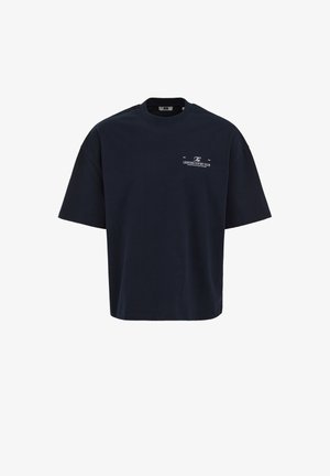 Donkerblauw oversized T-shirt met korte mouwen, ronde hals en klein wit tekstlogo "The Leisure Court Club" op de linkerborst.