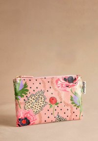 Borsetă cu fermoar cu imprimeu floral, realizată din material roz lucios, decorată cu buline negre, frunze verzi și accente de leopard. Feronerie de fermoar aurie.