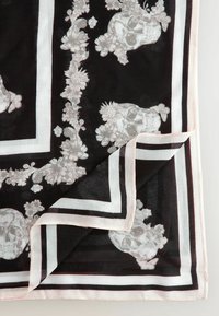 Mustat huivit, joissa on kukkakuosi ja valkoiset pääkallo designs, vaaleanpunainen reuna ja valkoiset raidat reunoilla. Pehmeä, kevyt kangas.