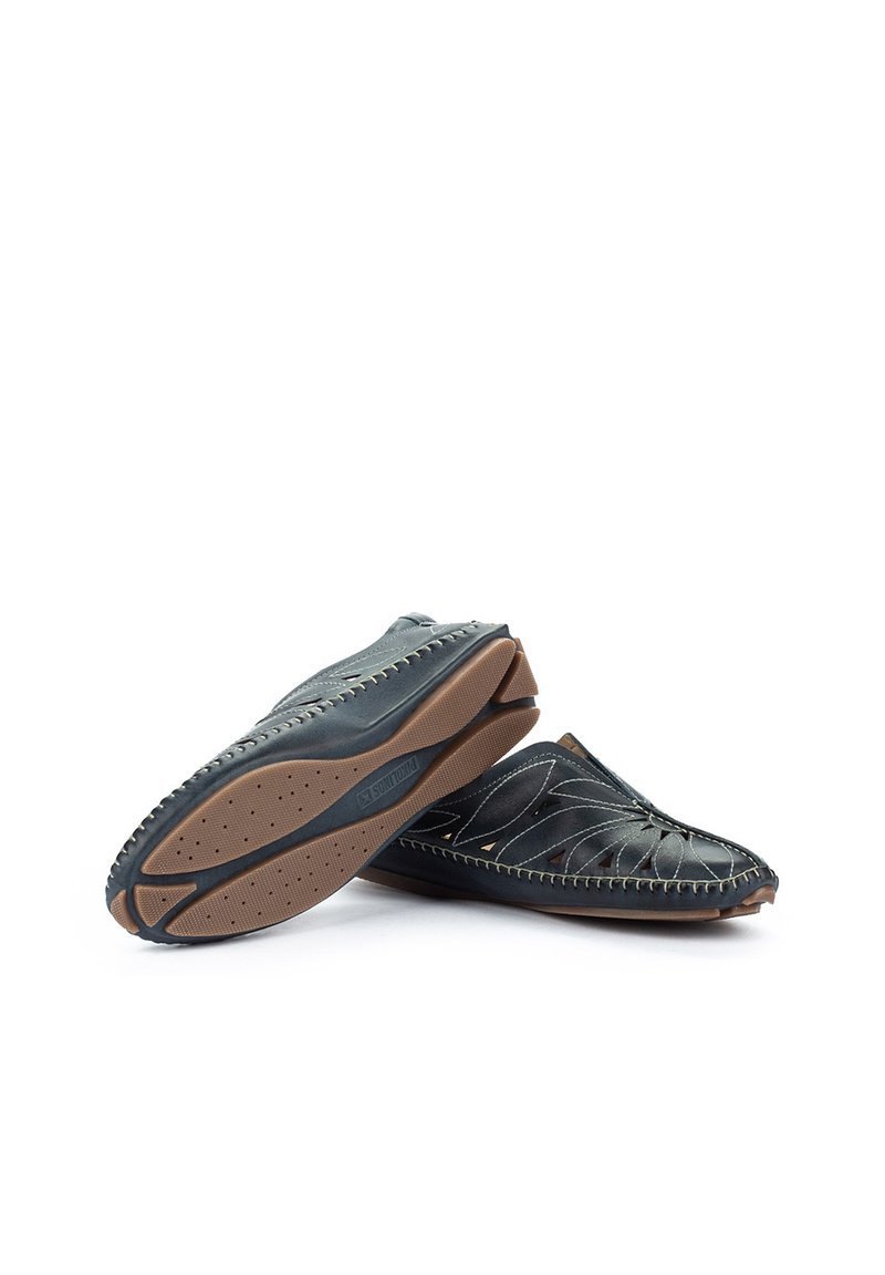 Chaussures noires en cuir à enfiler avec des découpes complexes, des coutures contrastées et une semelle en caoutchouc marron flexible avec des perforations.