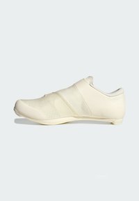 Leichtgewicht Fahrradschuh in Off-White, mit glattem, synthetischem Obermaterial und Mesh-Überzug, elastischen Riemen und einer flachen Sohle.