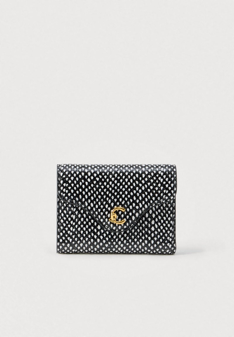 Peněženka se vzorem hadí kůže v černobílé barvě, s prohnutým klopou a zlatým propojeným logem CC na přední straně na světlém pozadí.