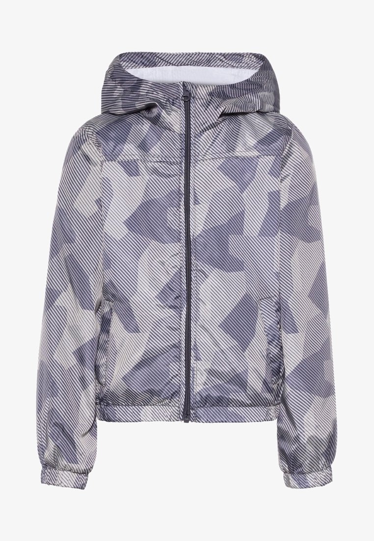 Veste légère à capuche avec fermeture éclair frontale, poches latérales, poignets élastiques, et motif camouflage rayé abstrait gris.
