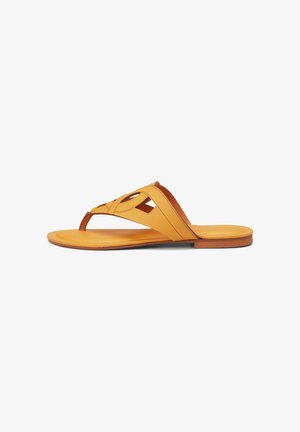 Gelbe Lederflip-Flops mit einem T-Riemen-Design, das ausgeschnittene Details und eine flache Holzsohle aufweist. Glatte Textur mit minimalistischen Akzenten.