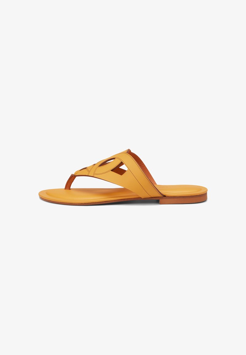 Gelbe Lederflip-Flops mit einem T-Riemen-Design, das ausgeschnittene Details und eine flache Holzsohle aufweist. Glatte Textur mit minimalistischen Akzenten.