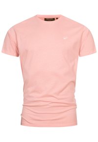T-shirt rose à manches courtes avec col rond, petit logo blanc sur la poitrine gauche et étiquette de marque visible à l'intérieur du col.