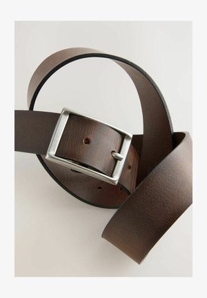 Barna bőröve fényes ezüst téglalap csattal, sima textúrával és egyenletesen elhelyezett lyukakkal a hossza mentén.