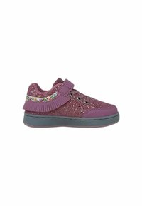 Sneakers rosa glitter con cinturino in velcro, suola grigia, decorazioni floreali e dettaglio frangiato sul tallone. Materiale in rete traspirante.