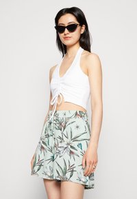 ONLY ONLRILLA LOOSE  - Calções - frosty green glam