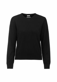 Svart stickad tröja med rund halsringning, lång ärm och ribbade ärmslut. Slät textur med en klassisk passform, inga synliga mönster eller detaljer.