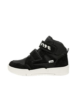 Baskets montantes noires avec des textures lisses et en daim, des sangles Velcro, une semelle extérieure blanche et un logo sur les sangles.
