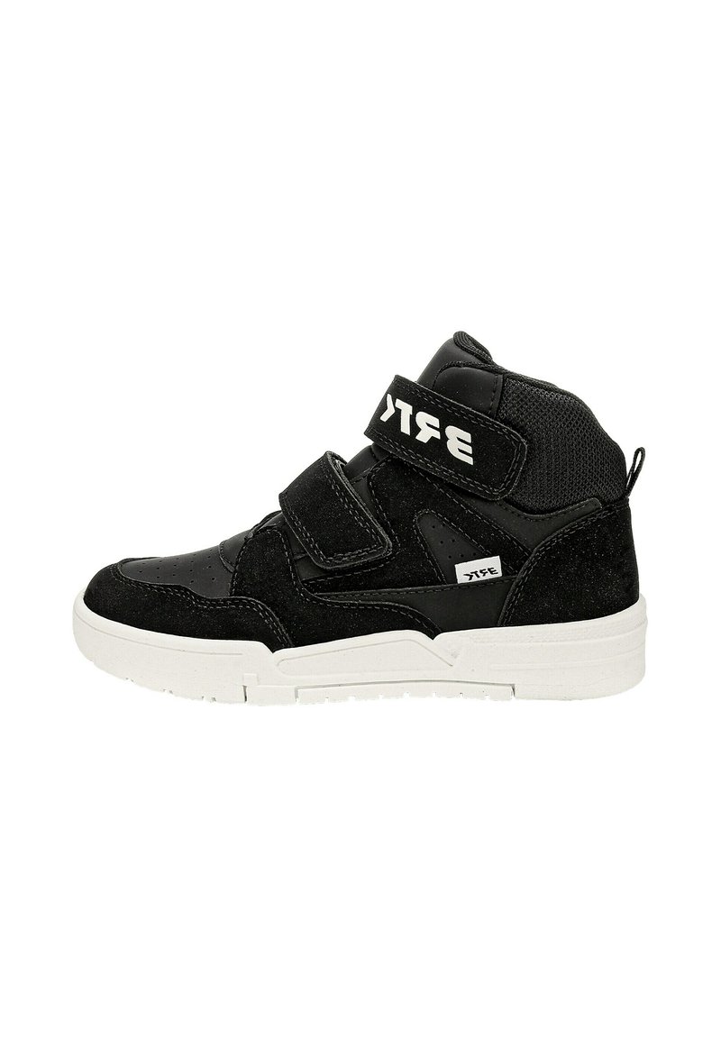 Baskets montantes noires avec des textures lisses et en daim, des sangles Velcro, une semelle extérieure blanche et un logo sur les sangles.