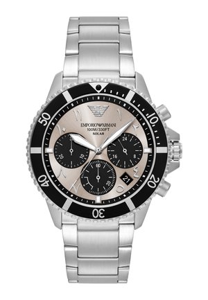 Edelstahl-Solarchronograph von Emporio Armani mit schwarzer Lünette, drei schwarzen Unterzifferblättern, Datumsfenster und arabischen Ziffern auf hellem Zifferblatt.