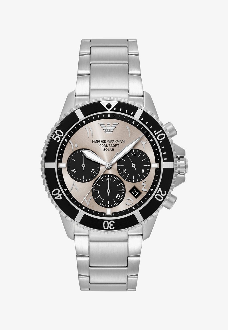 Edelstahl-Solarchronograph von Emporio Armani mit schwarzer Lünette, drei schwarzen Unterzifferblättern, Datumsfenster und arabischen Ziffern auf hellem Zifferblatt.