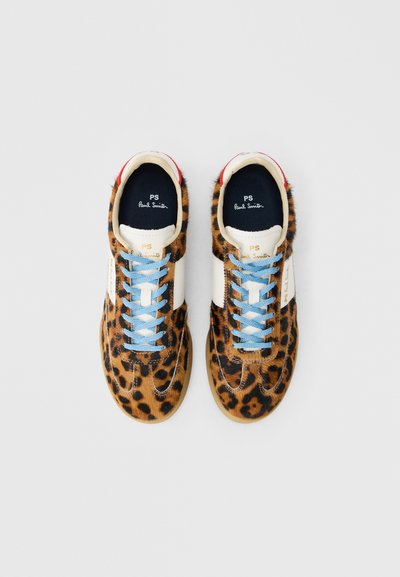 Αθλητικά παπούτσια με μοτίβο λεοπάρδαλης, με απαλό γούνινο υλικό, μπλε κορδόνια, λευκές πλαϊνές λεπτομέρειες και κόκκινη λεπτομέρεια στη φτέρνα. Μέγεθος και μάρκα ορατά στο εσωτερικό.