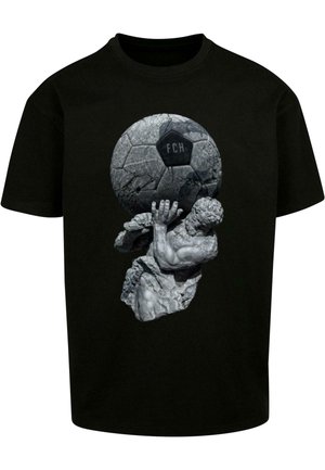Sort t-shirt med en grå skulptur af en figur, der holder en tekstureret fodbold med "FCH" trykt på.