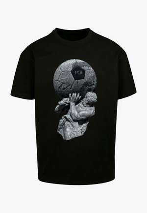 Czarny T-shirt z szarością rzeźby postaci trzymającej teksturowaną piłkę nożną z napisem "FCH".