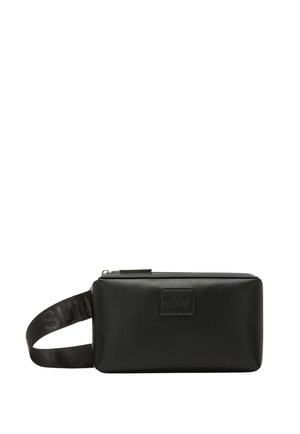 Bustina rettangolare nera in pelle con cerniera superiore e ampio cinturino in tessuto con logo impresso a rilievo.