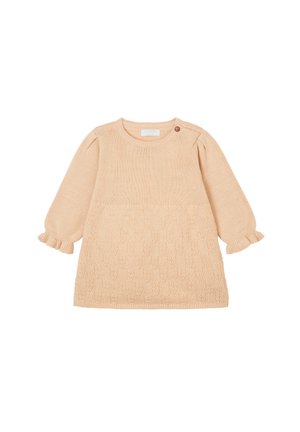 Beige strikket baby kjole med langærmet, rund halsudskæring, knapdetalje på skulderen, tekstureret mønster på den nederste halvdel og flæsekant på ærmerne.