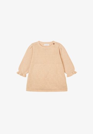 Beige strikket baby kjole med langærmet, rund halsudskæring, knapdetalje på skulderen, tekstureret mønster på den nederste halvdel og flæsekant på ærmerne.