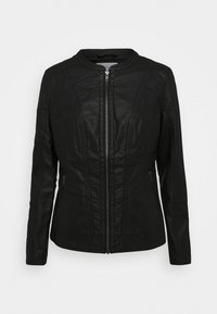 Veste en cuir noir avec un col monté, fermeture éclair, design ajusté, poches latérales et accents matelassés sur les épaules.