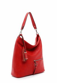Sac à main en cuir rouge avec une bandoulière unique, une poche avant zippée et un pompon décoratif avec une étiquette en métal.