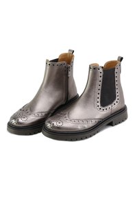 Botas Chelsea de color gris metálico con detalles de brogue, paneles laterales elásticos y una suela de goma resistente. Presenta una cremallera lateral para facilitar su uso.