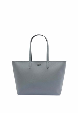 Sac cabas en cuir texturé gris avec deux longues poignées et un petit logo crocodile centré sous les poignées.