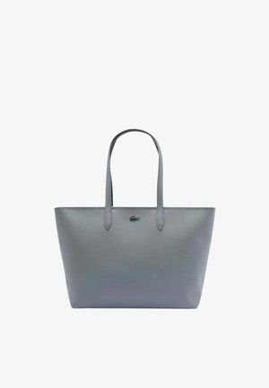 Sac cabas en cuir texturé gris avec deux longues poignées et un petit logo crocodile centré sous les poignées.