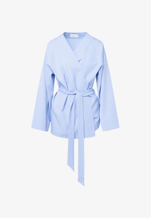 Svetlomodrý zavinovací top s dlhými rukávmi, opaskom a jemnou textúrou. Má výstrih do V a štruktúrovaný strih, vhodný na vrstvenie.