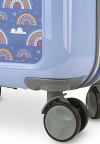 Maleta de concha dura en azul claro con un colorido diseño de arcoíris que presenta corazones. Incluye cuatro ruedas negras para mayor movilidad y acentos grises.