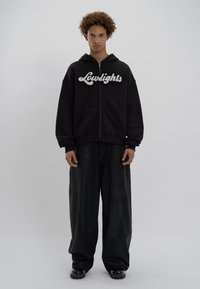 LOW LIGHTS STUDIOS® TRENDY ZIP HOODIE - Cipzáras pulóver - black