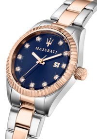 Orologio Maserati con quadrante blu navy, dettagli in oro rosa, cassa in acciaio inox, indicatori delle ore simili a diamanti e display della data.