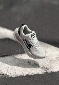 Nike Performance VOMERO 18 RUN - Road running shoes - summit white/black/college grey/vast grey/sequoia/sail