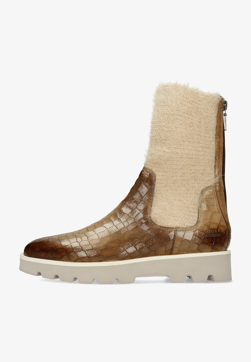 Botte en cuir marron à motif crocodile avec une tige en tissu beige duveteux, une semelle en caoutchouc clair et une fermeture éclair à l'arrière.