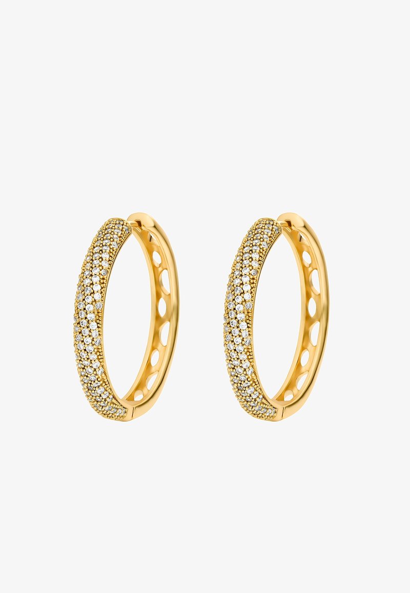 Paire de boucles d'oreilles créoles en or incrustées de nombreuses petites pierres blanches scintillantes, présentées sur fond blanc.