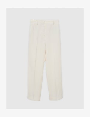 Pantaloni croiți pe culoare crem, cu bucle pentru curea și pliuri frontale, expuși pe un fundal simplu, deschis.