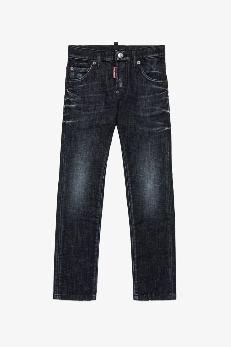 Jeans in denim blu scuro con taglio dritto, dotati di cinque tasche, un bottone in metallo e cuciture a contrasto. Leggera scoloritura sulle cosce.