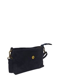 Pochette en daim bleu marine avec un design plat, une fermeture à bouton-pression magnétique et une sangle détachable. Présente des accents en métal doré.